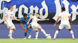 Pemain Persija Jakarta, Oliver Bias, berebut bola dengan pemain Persib Bandung, Rezaldi Hehanusa, pada laga pekan ke-28 Liga 1 2023/2024 di Stadion Si Jalak Harupat, Bandung, Sabtu (9/3/2024). (Bola.com/M Iqbal Ichsan)