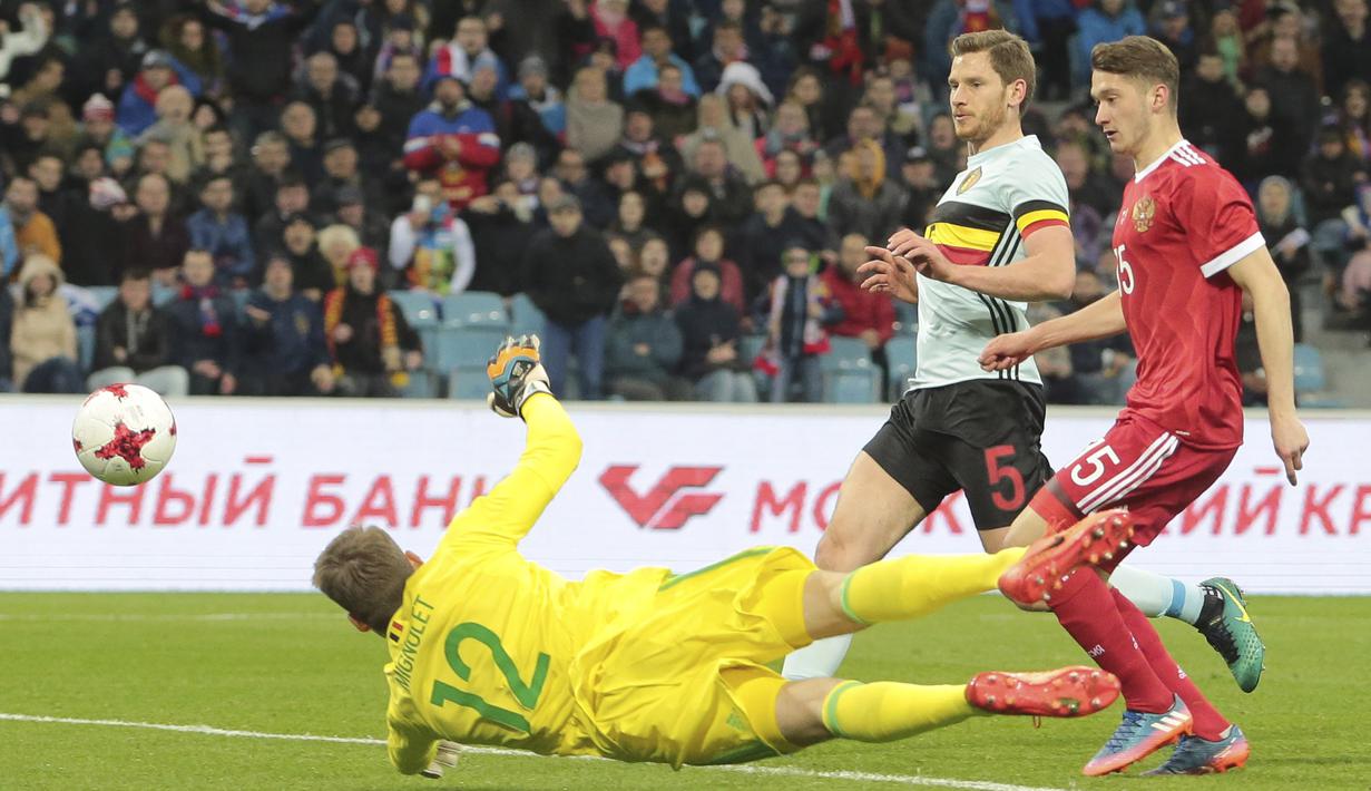Pemain Rusia, Alexey Miranchuk mencetak gol setelah mengecoh kiper Belgia, Simon Mignolet pada laga persahabatan di Fisht stadium, Sochi, Rusia, Selasa (28/3/2017). Rusia bermain imbang 3-3. (AP/Denis Tyrin)