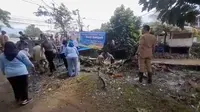Sejumlah anggota TNI, pegawai Pemkot Bogor, dan relawan membersihkan sampah rumah tangga yang menumpuk di aliran Sungai Cipakancilan. Tindakan ini dilakukan setelah ditegur Presiden Prabowo Subianto yang melihat tumpukan sampah saat meninjau dapur makan bergizi gratis di Tanah Sereal, Bogor. (Liputan6.com/Achmad Sudarno)