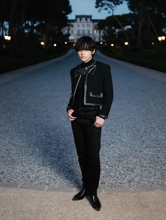 Di foto lainnya, V mengenakan atasan kemeja dengan detail lengan panjang yang digulung. Ia padu padankan penampilannya dengan celana jeans dan belt. [Foto: Instagram/thv]