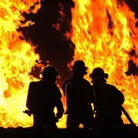 Api menjilat sebagian besar gedung Pasar Besar Malang, Kamis (26/5). 