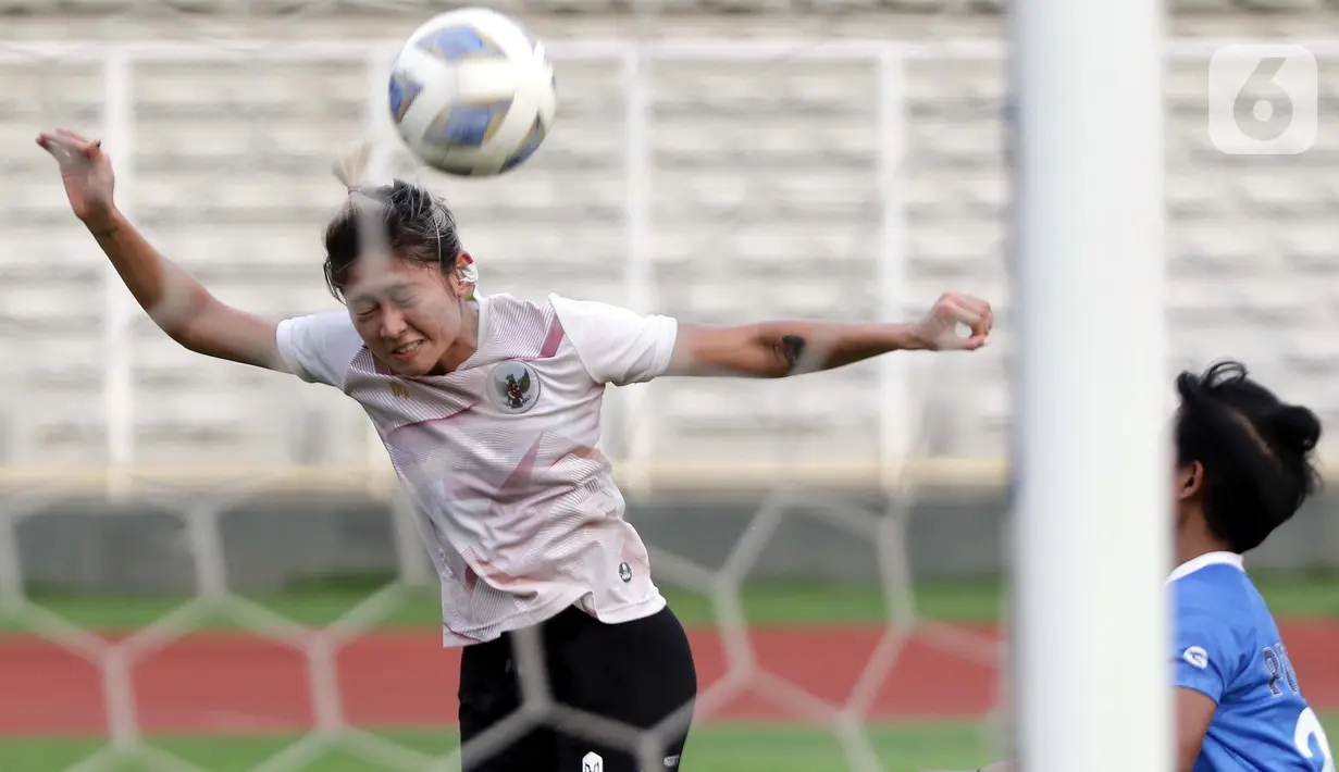 Pemain Timnas putri Indonesia, Zahra Muzdalifah (kiri) saat laga latih tanding melawan tim putri Persib di Stadion Madya, Kompleks Gelora Bung Karno, Jakarta, Kamis (13/1/2022). Latih tanding ini persiapan untuk berlaga di ajang Piala Asia Wanita 2022. (Liputan6.com/Helmi Fithriansyah)