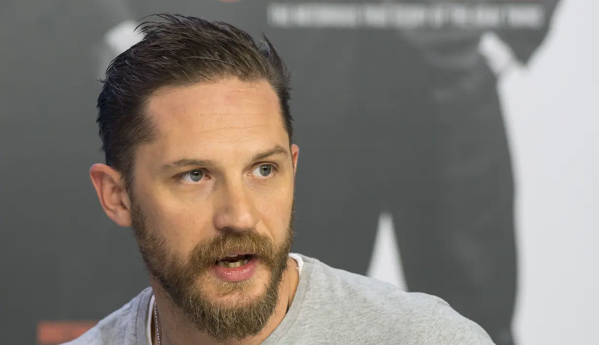 Meski kembar identik, Reggie dan Ronnie punya kepribadian yang bertolak belakang.Tom Hardy harus memerankan Ronnie yang pernah kabur dari rumah sakit jiwa lantaran terindikasi psikopat, selain itu ia merupakan pria gay.  (Bintang/EPA)
