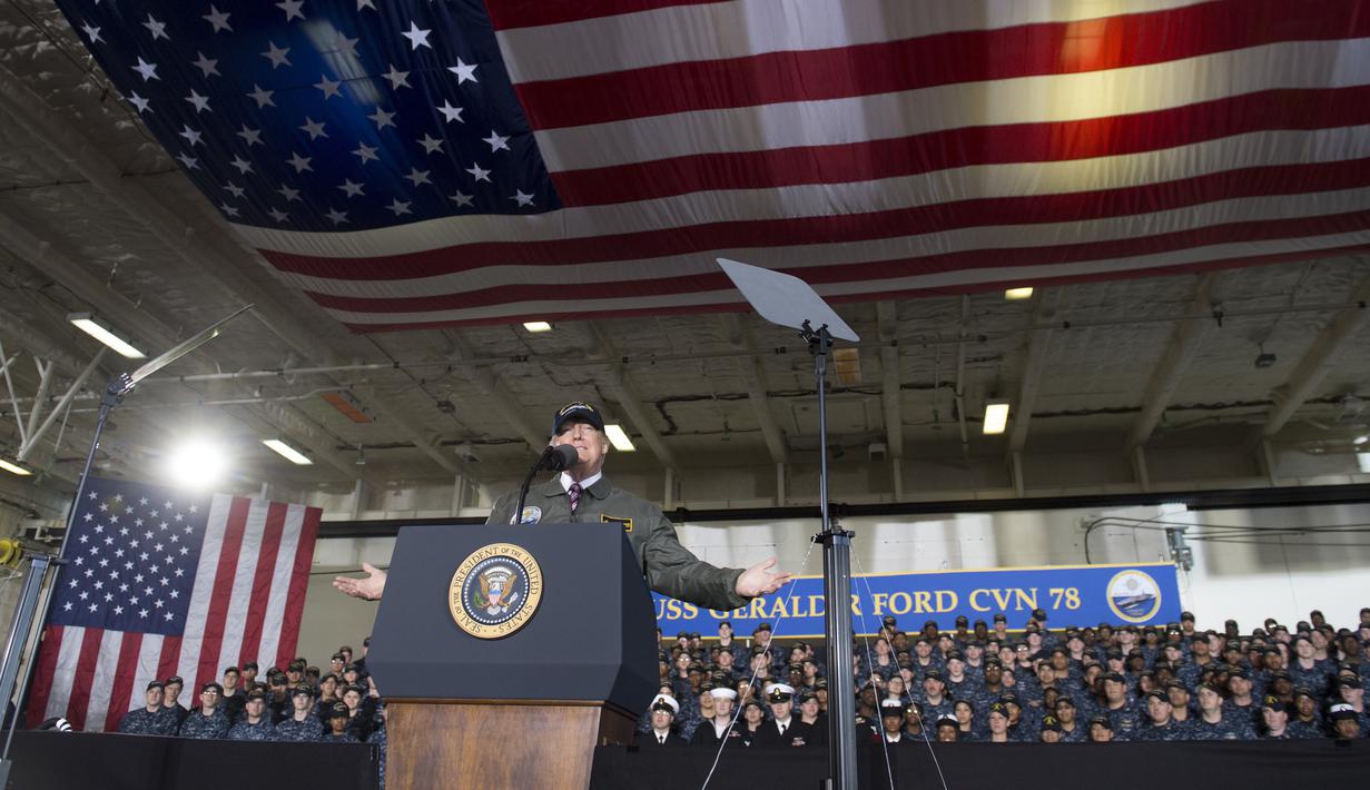 Presiden AS, Donald Trump berpidato di kapal induk Gerald R. Ford di Newport News, Virginia (2/3). (AFP Photo / Saul Loeb)