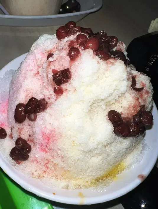 Menyantap berbagai menu kuliner pun menjadi kegiatan yang tak dilewatkan pasangan ini. [Foto: Instagram/@attahalilintar]