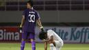 Kiper PS Sleman, Miswar Saputra (kiri) menenangkan rekan satu timnya usai ditahan imbang 1-1 Persib Bandung dalam laga leg kedua semifinal Piala Menpora 2021 di Stadion Manahan, Solo, Senin (19/4/2021). (Bola.com/Ikhwan Yanuar)