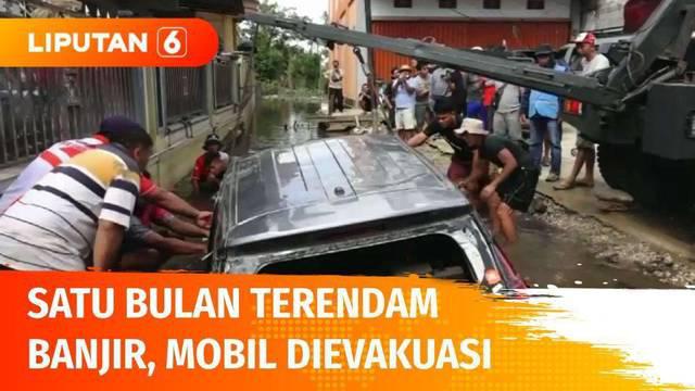Sebuah mobil terendam banjir selama 1 bulan di Sintang, baru dapat dievakuasi. Awal mulanya, pengemudi nekat terobos banjir setinggi 1 meter, namun karena mulai terendam Ia malah meninggalkan kendaraannya.