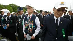 Sejumlah veteran perang Korea Selatan saat mengikuti upacara Memorial Day di pemakaman nasional di Seoul, Korea Selatan, Selasa, (6/6). Warga Korsel berdoa selama satu menit Dalam hari peringatan ini. (AP Photo/Ahn Young-joon)