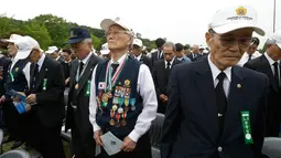 Sejumlah veteran perang Korea Selatan saat mengikuti upacara Memorial Day di pemakaman nasional di Seoul, Korea Selatan, Selasa, (6/6). Warga Korsel berdoa selama satu menit Dalam hari peringatan ini. (AP Photo/Ahn Young-joon)