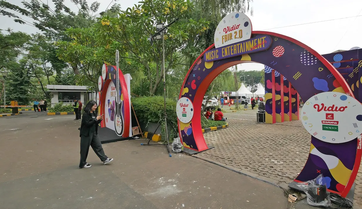 Seorang pengunjung tiba untuk meramaikan acara Vidio Fair 2.0 di Mall Gandaria City, Jakarta, Sabtu (3/11). Vidio Fair 2.0 yang dapat dinikmati secara gratis kali ini mengambil tema One Stop Event You Can Get. (Liputan6.com/Herman Zakharia)