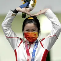 Jepit rambut imut gambar bebek jadi viral setelah dipakai atlet tembak China di Olimpaide Tokyo 2020. (Instagram/cctv_asiapasific).