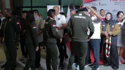 Para atlet mendapat kalung bunga saat acara penyambutan atlet SEA Games 2025 di Bandara Soekarno-Hatta, Tangerang, Selasa (16/12/2025). (Bola.com/M Iqbal Ichsan)