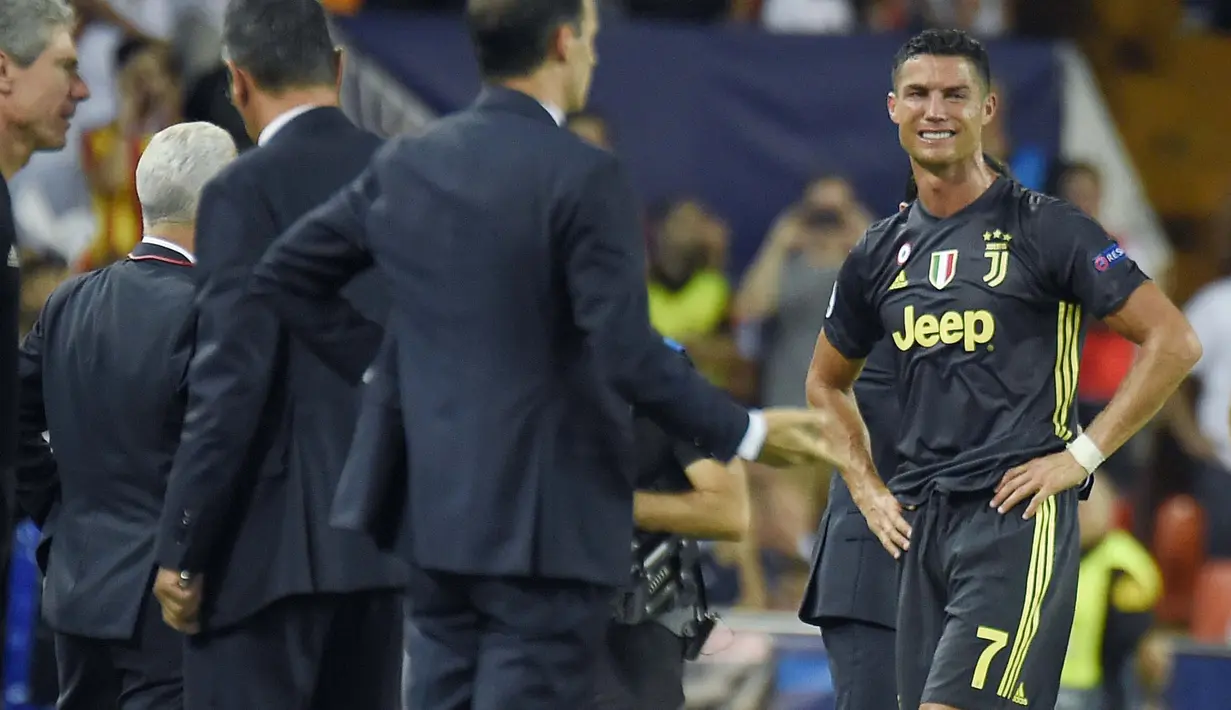 Striker Juventus, Cristiano Ronaldo, menangis usai mendapat kartu merah dari wasit saat melawan Valencia pada laga Liga Champions di Stadion Mestalla, Valencia, Rabu (19/9/2018). Juventus menang 2-0 atas Valencia. (AFP/Jose Jordan)