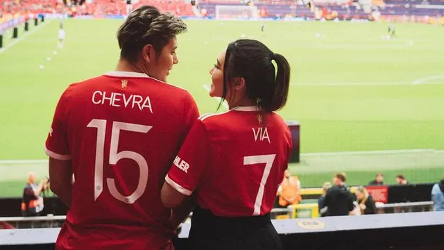 5 Potret Via Vallen dan Chevra Yolandi Bulan Madu di Inggris, Romantis di Old Trafford Stadium