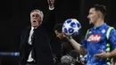 Ekspresi pelatih Napoli, Carlo Ancelotti saat timnya menjamu Red Star Belgrade pada laga lanjutan Liga Champions Grup C yang berlangsung di stadion San Paulo, kamis (29/11). Napoli menang 3-1 atas Red Star Belgrade. (AFP/Fillipo Monteforte)