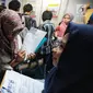 Pencari kerja menyiapkan dokumen saat Job Fair di Istora GBK, Jakarta, Rabu (19/9). Job Fair bertajuk Jakarta spektakuler "Job for Career" diikuti lebih dari 120 perusahaan BUMN, swasta skala nasional maupun internasional. (Liputan6.com/Faizal Fanani)