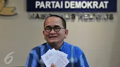 Ruhut Sitompul memperlihatkan catatan dari Ketua Umum Partai Demokrat Susilo Bambang Yudhoyono seputar pemberhentian jabatannya sebagai  juru bicara, saat konferensi pers di Kompleks Parlemen, Senayan, Jakarta, Senin (22/8). (Liputan6.com/Johan Tallo)