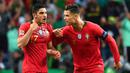 Pemain Portugal, Cristiano Ronaldo, merayakan gol yang dicetak Goncalo Guedes ke gawang Belanda pada laga final UEFA Nations League di Stadion Dragao, Porto, Minggu (9/6). Portugal menang 1-0 atas Belanda. (AFP/Gabriel Bouys)
