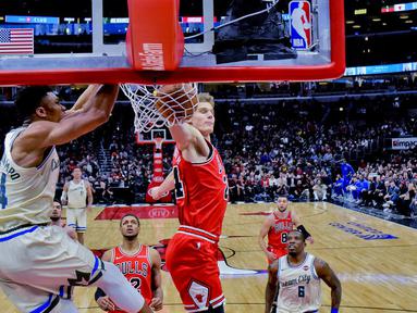 Pebasket Milwaukee Bucks, Giannis Antetokounmpo, memasukkan bola saat melawan Chicago Bulls pada laga NBA di United Center, Selasa (31/12/2019). Milwaukee Bucks menang 123-102 atas Chicago Bulls. (AP/Matt Marton)