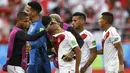 Gelandang Peru, Christian Cueva, menangis usai gagal eksekusi penalti saat melawan Denmark pada laga Grup C Piala Dunia di Mordovia Arena, Saransk, Sabtu (16/6/2018). Denmark menang 1-0 atas Peru. (AP/Martin Meissner)