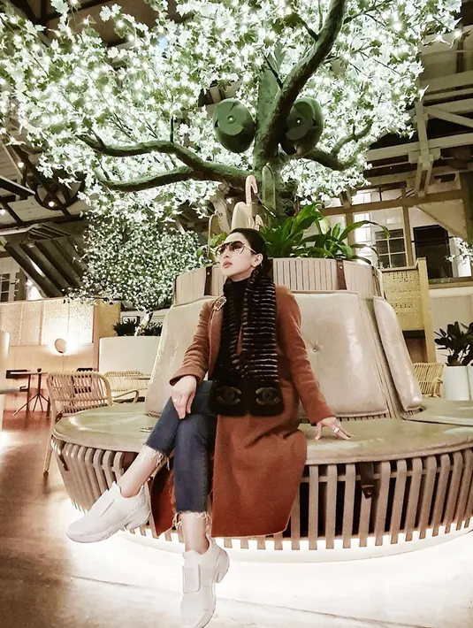 Mendengar dirinya disebut 'makan teman', Syahrini tidak memberikan komentar apa pun sampai akhirnya ia resmi menikah dengan Reino. Syahrini mengatakan jika dirinya tidak merebut Reino dari temannya itu. (Liputan6.com/princessyahrini)