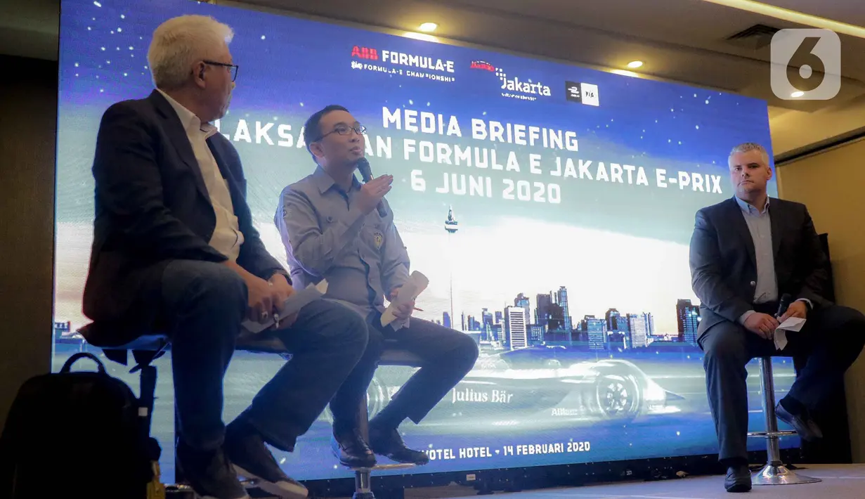 Ketua Ikatan Motor Indonesia Pusat Sadikin Aksa (tengah) saat konferensi pers kesiapan Penyelenggaraan Formula E Jakarta di Jakarta, Jumat (14/2/2020). Komisi Pengarah Pembangunan Kawasan Medan Merdeka sudah menyetujui ajang balapan mobil listrik itu di kawasan tersebut. (Liputan6.com/Faizal Fanani)