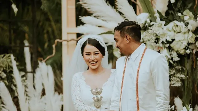 6 Potret Ketegaran Mutia Ayu Saat Melepas Kepergiaan Jenazah Glenn Fredly