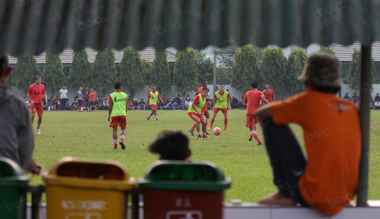 Ratusan The Jak menikmati sesi latihan Persija Jakarta di Lapangan Yon Zikon TNI AD, Selasa (6/9/2016). (Bola.com/Nicklas Hanoatubun)