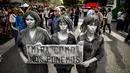 Tiga wanita membawa pesan bertuliskan 'Lihat bagaimana kita berakhir' saat menggelar demonstrasi memperingati Hari Perempuan Internasional di Buenos Aires, Argentina, Jumat (8/3). (AP Photo/Natacha Pisarenko)