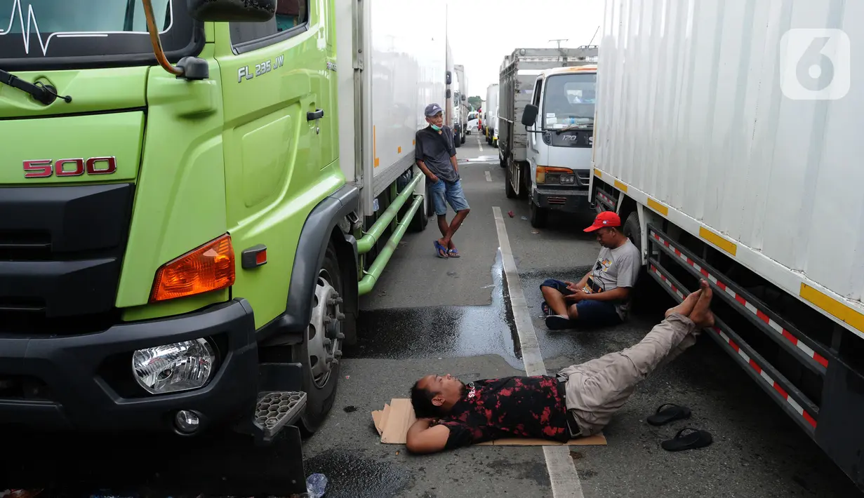 <p> </p>
<p>Kernet truk beristirahat saat antrian truk menuju  Pelabuhan Gilimanuk, Jembrana, Bali, Sabtu (304/2022). Pelabuhan Gilimanuk Bali dipadati oleh ribuan kendaraan pemudik yang akan menyeberang ke Pulau Jawa pada H-2 Hari Raya Idul Fitri 1443 H. (merdeka.com/Arie Basuki)</p>
