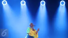 Penyanyi Dira Sugandi tampil dalam BNI Java Jazz Festival 2017, Jakarta, Jumat (3/3). Bertajuk Tribute to Whitney Houston, sejumlah lagu dibawakan untuk mengenang artis wanita pemilik penghargaan terbanyak di dunia itu. (Liputan6.com/Immanuel Antonius)