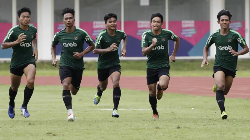 Para pemain Timnas Indonesia U-22, melakukan sprint. (Bola.com/Yoppy Renato)