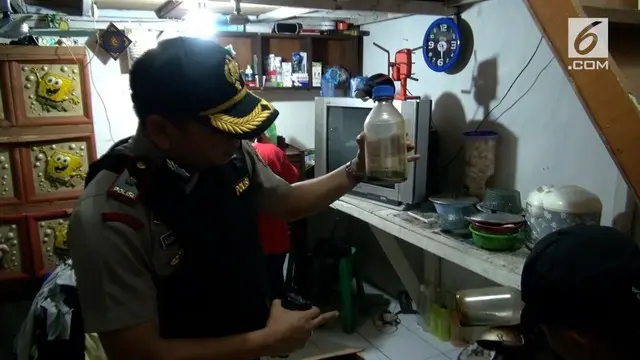 Polres Jakarta Barat menggerebek sebuah rumah di kawasan Kedoya, Kebon Jeruk yang diduga menjadi sarang penyimpanan Narkoba