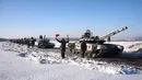 Gambar video menunjukkan tank-tank Rusia berangkat ke Rusia setelah latihan gabungan angkatan bersenjata Rusia dan Belarusia sebagai bagian dari inspeksi Pasukan Respons Negara Serikat, di lapangan tembak dekat Brest (15/2/2022). (Handout/Russian Defence Ministry/AFP)