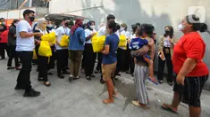 Karyawan milenial Bank BTN membagikan bantuan paket sembako kepada masyarakat kurang mampu di kawasan Menara Bank BTN di Jakarta, Senin (11/4/2022). Ratusan paket sembako tersebut merupakan komitmen BTN dalam mendukung tercapainya pemenuhan hak dasar manusia. (Liputan6.com/HO/BTN)