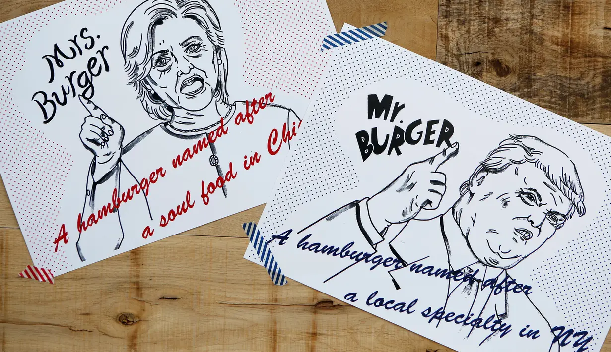 Poster Capres AS Donald Trump dan Hillary Clinton berada di meja J.S. Burgers Cafe, Tokyo, Jepang, (7/10). (REUTERS/Megumi Lim)