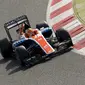 Pebalap Manor Racing, Rio Haryanto dari Indonesia memacu mobilnya dengan catatan waktu 1m28.249s pada sesi test pramusim F1 hari ke-3 di Sirkuit Catalunya, Barcelona, Rabu (24/2/2016) WIB.  (REUTERS/Sergio Perez)