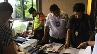 Tim Saber Pungli menggeladah ruangan kerja Direktur Operasi Pelindo III Surabaya, Jawa Timur