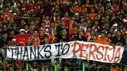 Suporter tim Macan Kemayoran membentangkan spanduk saat menyaksikan kemenangan Persija atas Arema FC dilanjutan Liga 1 Indonesia di Stadion Patriot Candrabhaga, Bekasi, Jumat (2/6). Persija unggul 2-0 atas Arema FC. (Liputan6.com/Helmi Fithriansyah)