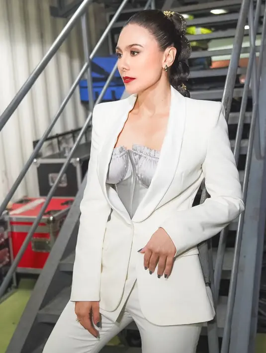 Wulan Guritno tampil mengenakan atasan blazer putih senada dengan celana panjangnya. Dipadukan inner korset abu-abu. [@wulanguritno]