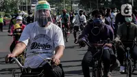Warga berolahraga di area Car Free Day (CFD) kawasan MH Thamrin, Jakarta, Minggu (21/6/2020). Hari ini adalah kali pertama digelarnya CFD Jakarta di sepanjang Jalan Sudirman - Thmarin saat Pembatasan Sosial Berskala Besar (PSBB) Masa Transisi. (Liputan6.com/Johan Tallo)