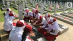 Sejumlah pelajar melakukan ziarah dan tabur bunga saat peringatan Hari Pahlawan Nasional di Taman Makam Pahlawan (TMP) Utama Kalibata, Jakarta Selatan, Minggu (10/11/2109). Ziarah tersebut digelar dalam rangka peringatan Hari Pahlawan 10 November 2019. (Liputan6.com/Herman Zakharia)