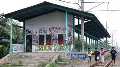 Anak-anak berjalan di rel kereta Stasiun Pondok Rajeg yang berada di kawasan Cibinong, Bogor, Jawa Barat, Jumat (5/10). Kondisi stasiun tersebut memprihatinkan karena dipenuhi coretan serta terbengkalai. (Liputan6.com/Immanuel Antonius)