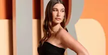 Pendiri Rhode itu datang mengenakan gaun hitam yang dirancang oleh desainer langganan nya Saint Laurent. Dress tersebut dibuat khusus dengan pita. @haileybieber]