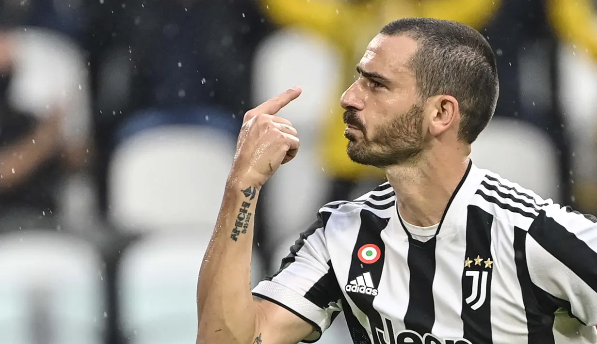 Juventus mendapatkan hadiah penalti pada menit ke-41. Leonardo Bonucci yang jadi eksekutor tak menyia-nyiakan kesempatan setelah melepaskan tembakan kaki kanan keras ke pojok kiri bawah gawang. (AFP/Alberto Pizzoli)