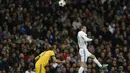 Pemain Real Madrid, Gareth Bale (kanan) menghalau bola dari kejaran pemain Juventus, Giorgio Chiellini pada leg kedua perempat final Liga Champions di Santiago Bernabeu stadium, Madrid, (11/4/2018). Real Madrid menang agregat 4-3.(AP/Francisco Seco)
