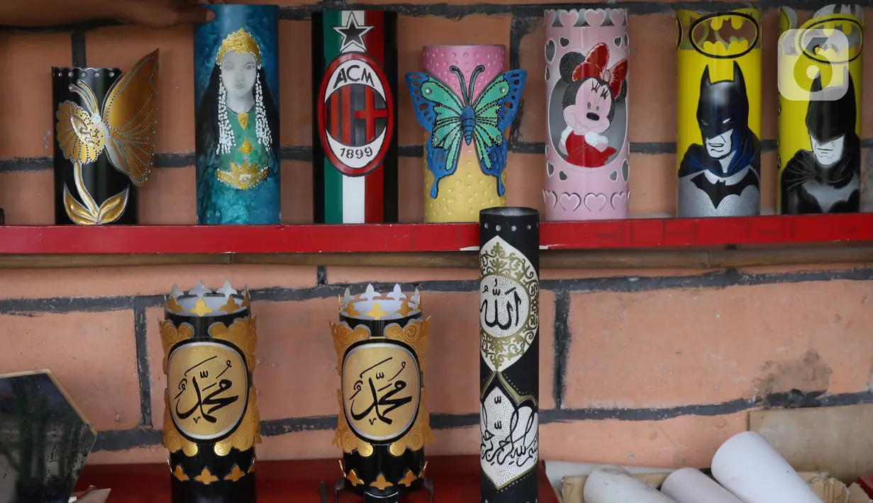 Deretan lampu hias berkarakter dari bahan pipa yang telah selesai dibuat di Tangerang, Selasa (5/1/2021). Lampu hias berkarater tersebut dijual dikasaran harga Rp 100 hingga Rp 150 ribu tergantung tingkat kesulitan. (Liputan6.com/Angga Yuniar)