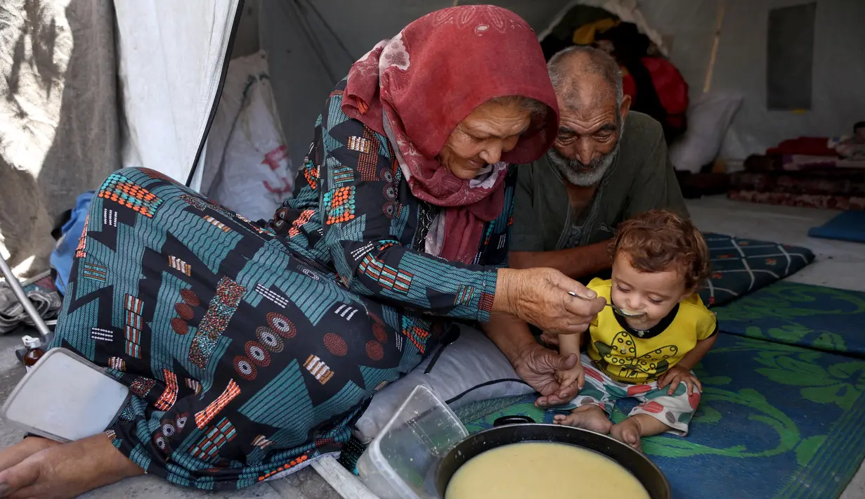 Kantor Media Pemerintah setempat pada Sabtu (26/7/2025) melaporkan, lebih dari 100 ribu anak di Jalur Gaza, Palestina, termasuk 40.000 bayi di bawah satu tahun, sedang menghadapi kematian di tengah kekurangan parah susu formula dan suplemen gizi. (Omar AL-QATTAA/AFP)