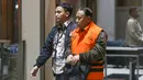 Rektor Universitas Jenderal Soedirman (Unsoed) Akhmad Sodiq berjalan menuju mobil tahanan seusai menjalani pemeriksaan di Gedung Merah Putih KPK, Jakarta, Sabtu, 22 Agustus 2026. KLY/ Arie Basuki)