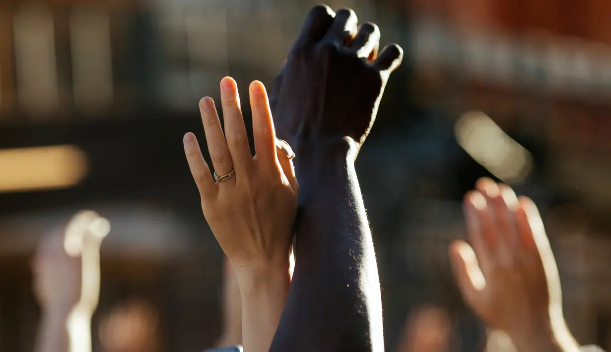 Demonstran mengangkat tangan ketika mereka tiba di Barclays Center di wilayah Brooklyn, New York (31/5/2020). Demonstran turun ke jalan-jalan di New York City memprotes kematian George Floyd pada (25/5) setelah dijepit di leher oleh seorang petugas kepolisian Minneapolis. (AP Photo/Kevin Hagen)